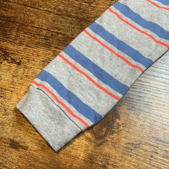 ‘CARTERS’ ONESIE + ‘KIDGETS’ CREWNECK!! - Picture 3 of 9